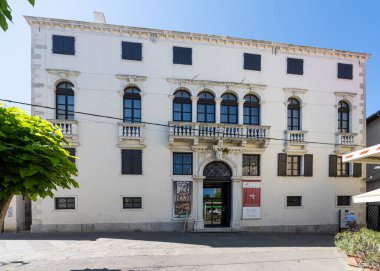 Koper, Slovenya. 2 Temmuz 2023 Koper Bölgesel Müzesi 'nin dış görünüşü.