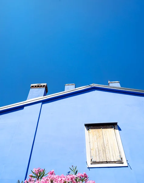Koper Slovénie Juillet 2023 Ciel Bleu Dessus Une Maison Bleue — Photo