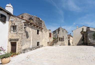 Pican, Hırvatistan. 10 Temmuz 2023. Köy merkezinin panoramik manzarası.