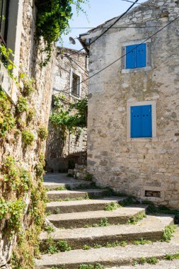 Nişanlısı, Hırvatistan. 10 Temmuz 2023. Köy sokaklarındaki eski evlerin manzarası.