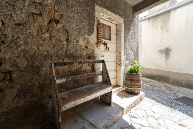 Moscenice, Hırvatistan. 10 Temmuz 2023. Köy merkezindeki eski taş evlerin manzarası