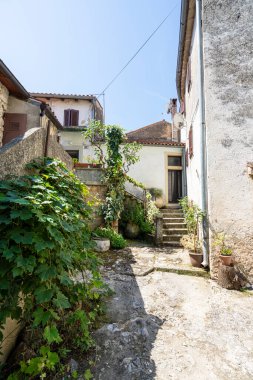 Moscenice, Hırvatistan. 10 Temmuz 2023. Köy merkezindeki eski taş evlerin manzarası