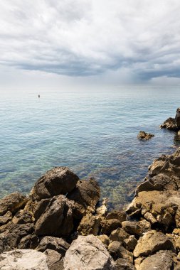 Opatija, Hırvatistan. 10 Temmuz 2023 deniz kıyısındaki kayaların panoramik görüntüsü.