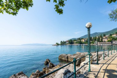 Opatija, Hırvatistan. 10 Temmuz 2023. Şehrin rıhtım güvertesinin panoramik manzarası.