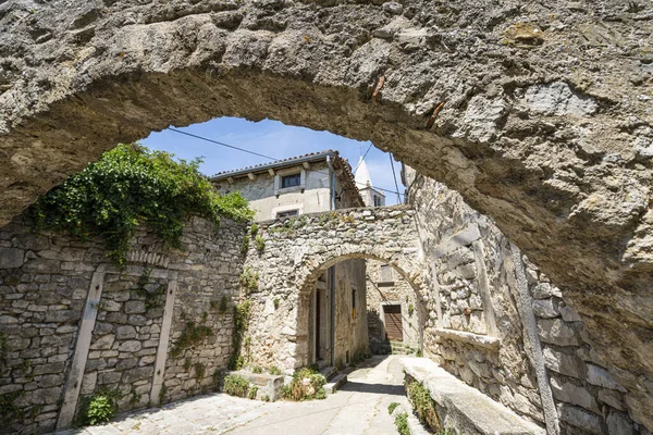 Fianona Chorwacja Lipca 2023 Roku Widok Stare Domy Ulicach Wsi — Zdjęcie stockowe