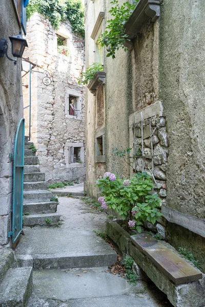 克罗地亚的菲亚诺纳2023年7月10日村庄街道上的旧房屋视图 — 图库照片