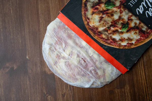 Een Bevroren Pizza Verzegeld Een Plastic Zak Die Uit Een Stockfoto