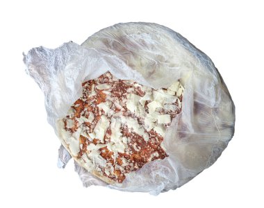 Şeffaf bir arkaplanda plastik bir torbaya kapatılmış donmuş bir pizza.