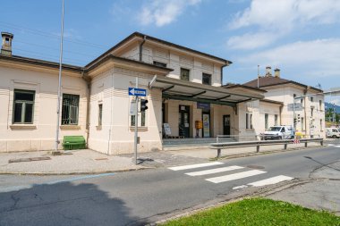 Villach, Avusturya. 18 Temmuz 2023 Villach Westbahnhof tren istasyonunun şehir merkezindeki dış görüntüsü.