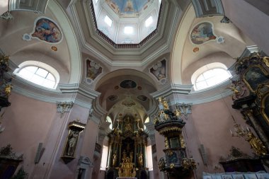 Villach, Avusturya. 18 Temmuz 2023. Şehir merkezindeki Kutsal Haç Kilisesi 'nin kapalı manzarası.