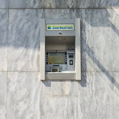 Villach, Avusturya. 18 Temmuz 2023. Şehir merkezindeki bir bankanın önünde bir ATM var.