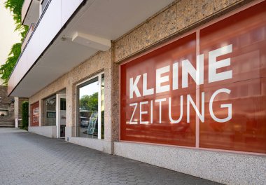 Villach, Avusturya. 18 Temmuz 2023 Avusturya 'nın Kleine Zeitung gazetesinin şehir merkezindeki genel merkezinin dış görünüşü.