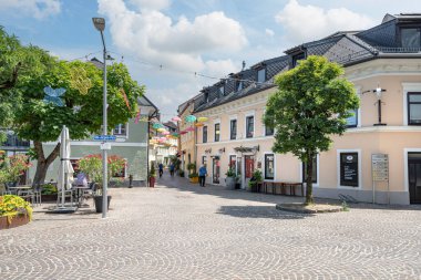 Villach, Avusturya. 18 Temmuz 2023. Şehrin tarihi merkezinde bir cadde.