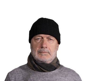Şeffaf bir arka planda siyah yün şapkalı orta yaşlı bir adam.