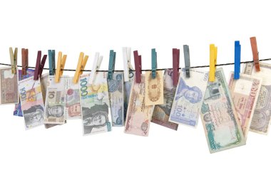 Birçok dünya banknotları şeffaf bir arkaplanda kurumak üzere sallanıyor