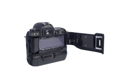 Şeffaf bir arkaplanda film rulosu olan eski bir analog kamera.