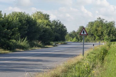 Köy yolunda yol hakkı olan kavşak işareti