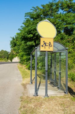 Kırsal yolda bir okul otobüs durağı.