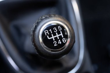 Bir arabanın vites kolu.