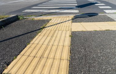 Şehir merkezindeki bir kavşakta kaldırımdaki körler için bir patika.