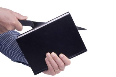 Saydam bir arkaplanda bıçakla kesilmiş bir kitap.