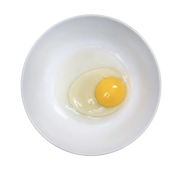 鸡蛋盘子里的一个鸡蛋 在黄色的表面上有一个搅拌器 — 图库照片