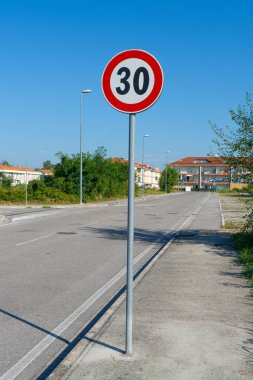 Yol kenarındaki 30 km / saat sınırını gösteren bir tabela