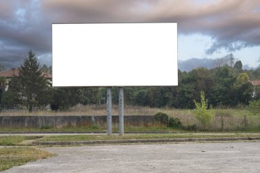 Eski boş bir sokak reklam panosu