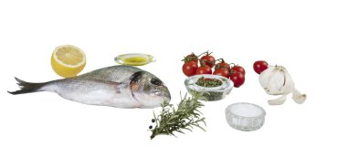 Çipura ve şeffaf bir arkaplanda bir tarif hazırlamak için ürünler.