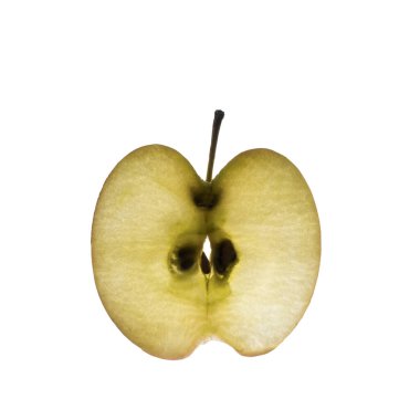 Arkasından şeffaf bir arka planda yanan elma dilimi.