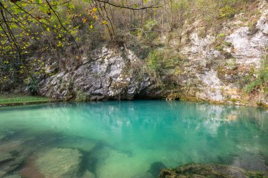 İtalya 'nın Polcenigo kentindeki Livenza Nehri' nin kaynaklarından biri olan Gorgazzo kaynak havuzunun manzarası