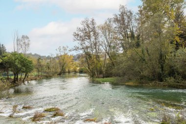 İtalya 'nın Polcenigo kentindeki Livenza Nehri' nin kaynaklarından biri olan Serenissima 'nın kaynağının görüntüsü
