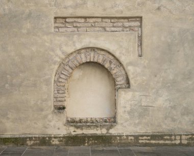 Portobuffole, İtalya. 9 Kasım 2023. Şehir merkezindeki bir binanın antik duvarlarının bazı detaylarının altını çiziyorum.