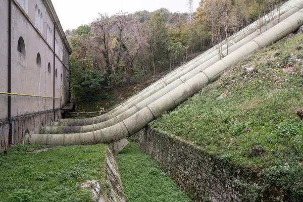 Montereale Valcellina, İtalya. 9 Kasım 2023. Zorla boru hattı döşenmiş. Eski Antonio Pitter hidroelektrik santrali. 1905-1988 yılları arasında faaliyet gösteren bina 2006 yılında yenilendi ve bir sergi ve müze olarak kullanıldı..