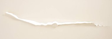 Şeffaf arkaplanı olan bir kartonun boylamsal yırtığı.