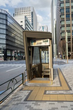 Tokyo, Japonya, Ocak 2024. Şehir merkezindeki Nihonbashi metro istasyonunun girişindeki tabela.
