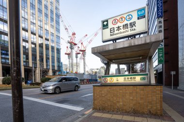 Tokyo, Japonya, Ocak 2024. Şehir merkezindeki Nihonbashi metro istasyonunun girişindeki tabela.