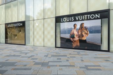 Tokyo, Japonya, Ocak 2024. Şehir merkezindeki Louis Vuitton markasının dış pencere görüntüsü