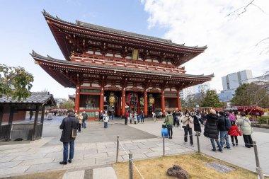 Tokyo, Japonya, Ocak 2024 Şehir merkezindeki Sens ji Budist Tapınağı 'nda inananlardan ve turistlerden oluşan bir kalabalık.