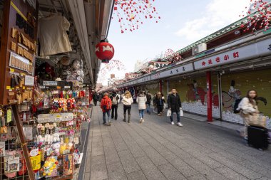 Tokyo, Japonya, Ocak 2024 Şehir merkezindeki Sens ji Budist Tapınağı 'nda inananlardan ve turistlerden oluşan bir kalabalık.