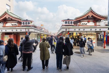 Tokyo, Japonya, Ocak 2024 Şehir merkezindeki Sens ji Budist Tapınağı 'nda inananlardan ve turistlerden oluşan bir kalabalık.