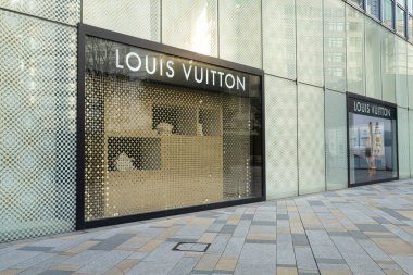Tokyo, Japonya, Ocak 2024. Şehir merkezindeki Louis Vuitton markasının dış pencere görüntüsü