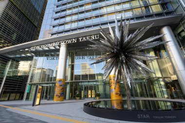 Tokyo, Japonya, Ocak 2024. Şehir merkezindeki Tokyo şehir merkezi Yaesu gökdeleninin dış görüntüsü