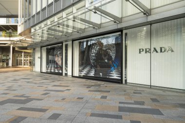 Tokyo, Japonya, Ocak 2024 Prada 'nın şehir merkezindeki lüks marka modasının dış görüntüsü.