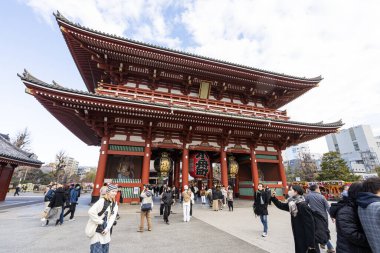 Tokyo, Japonya, Ocak 2024 Şehir merkezindeki Sens ji Budist Tapınağı 'nda inananlardan ve turistlerden oluşan bir kalabalık.