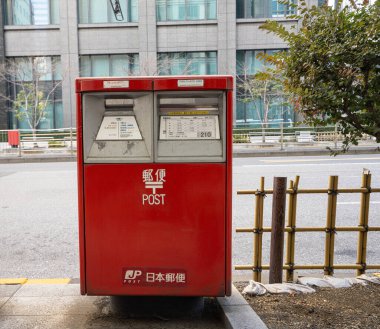 Tokyo, Japonya, Ocak 2024 Japon posta kutusu şehir merkezindeki bir caddenin kaldırımında.