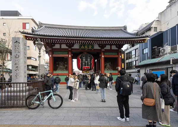 Tokyo, Japonya, Ocak 2024 Şehir merkezindeki Sens ji Budist Tapınağı 'nda inananlardan ve turistlerden oluşan bir kalabalık.