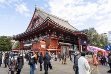 Tokyo, Japonya. Ocak 2024. Şehir merkezindeki Senso ji Tapınağı 'nın önündeki tütsü ocağına sadık..