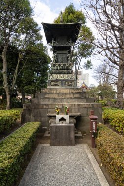 Tokyo, Japonya. Ocak 2024. Bronz Hokyoin-to pagoda manzarası