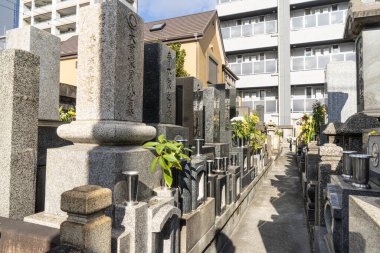 Tokyo, Japonya. Ocak 2024. Şehir merkezindeki küçük bir mezarlıktaki mezarların iç manzarası.